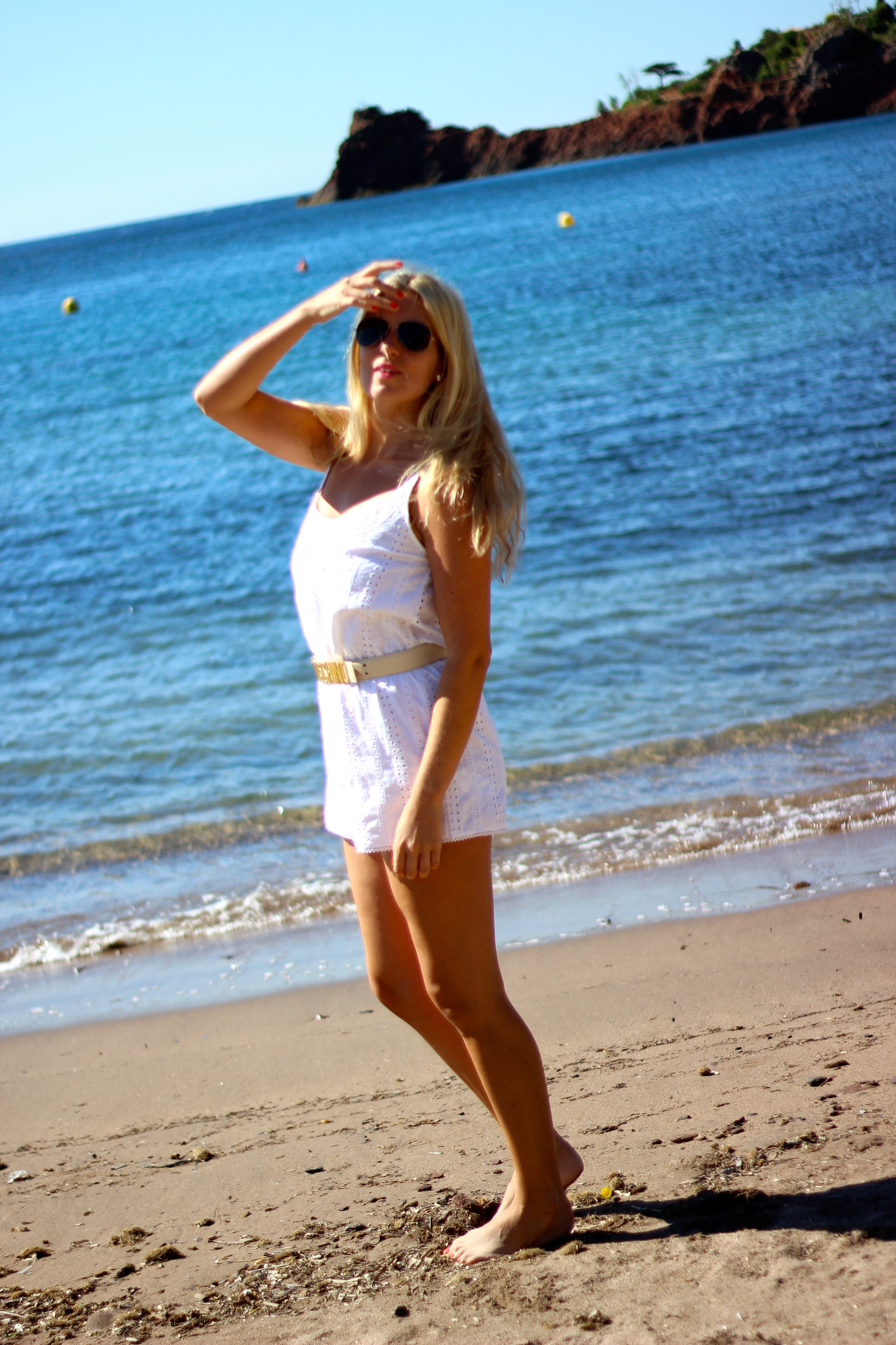 beach look summer style white outfit fashion blog moschino belt